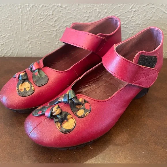 Cute red Mary Janes, size 8 - Picture 3 of 5